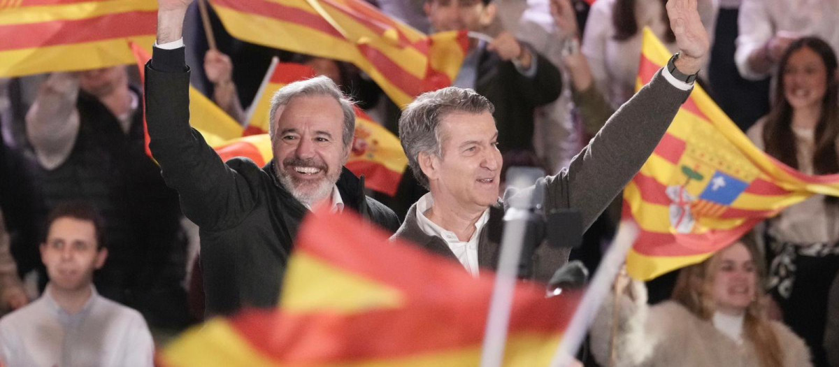 Alberto Núñez Feijóo y Jorge Azcón durante el multitudinario cierre de campaña del PP en Zaragoza