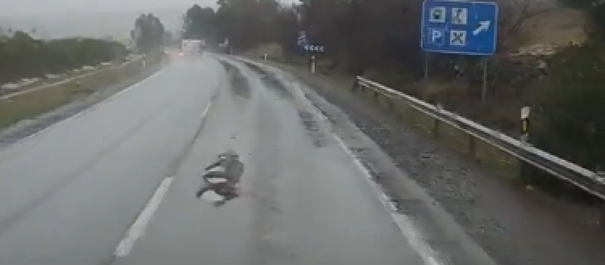 Agujeros revienta neumáticos en la A-4 hace solo unas horas