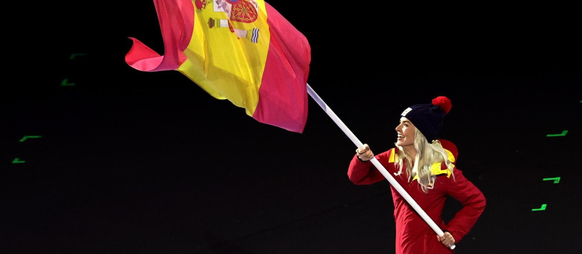 Olivia Smart, con la bandera de España en la ceremonia de inauguración de los Juegos Olímpicos de Invierno