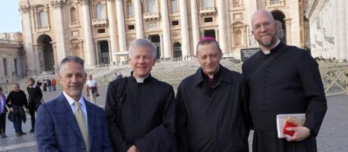 Los promotores de Courage, ayer, frente a San Pedro del Vaticano