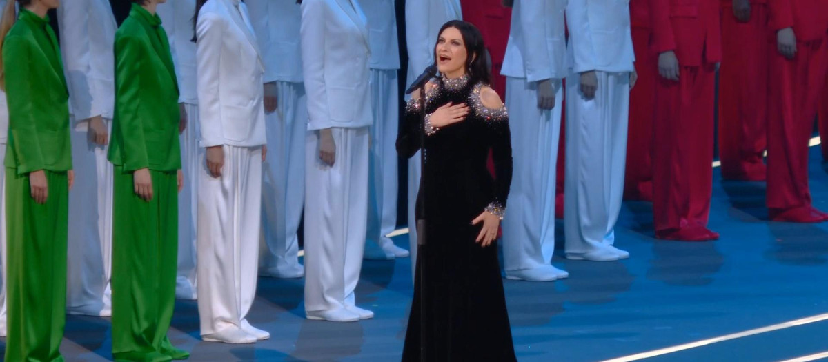 Laura Pauiini interpreta el himno italiano en la ceremonia de apertura de los Juegos Olímpicos