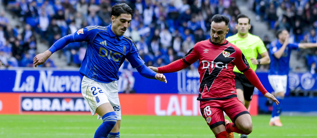 Nacho Vidal pelea un balón con Álvaro García en el Real Oviedo - Rayo Vallecano de la primera vuelta