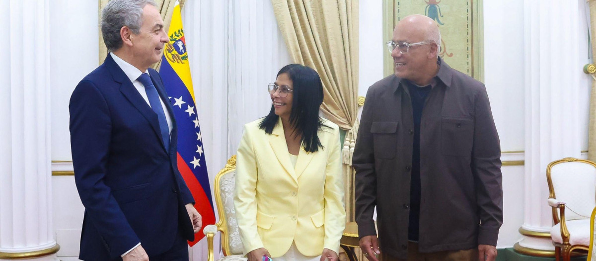 José Luis Rodriguez Zapatero, Delcy Rodriguez y su hermano Jorge Rodriguez en Caracas