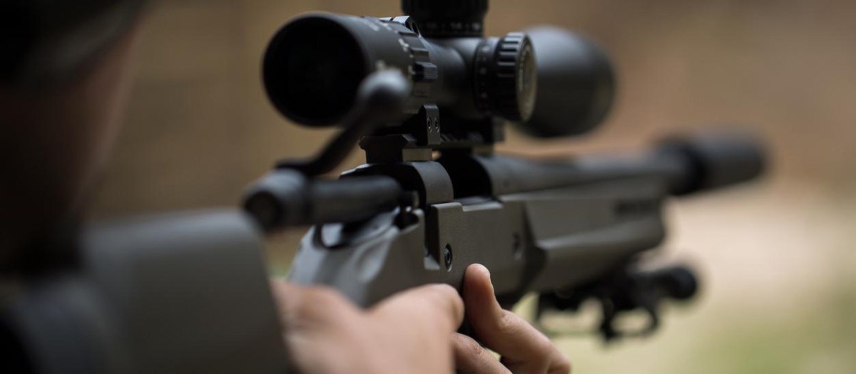 Imagen de recurso de un cazador apuntando con un rifle