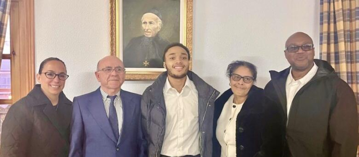 Tyquan Hall, en el centro, con sus padres y la enfermera y el médico que le salvaron la vida nada más nacer