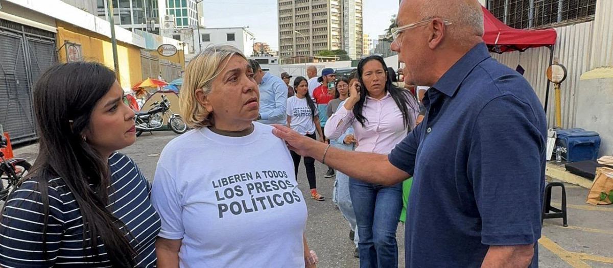 Jorge Rodriguez, presidente de la Asamblea Nacional chavista, saluda a la falsa familiar de presos políticos en caracas