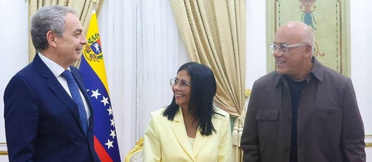 José Luis Rodriguez Zapatero, Delcy Rodriguez y su hermano Jorge Rodriguez en Caracas