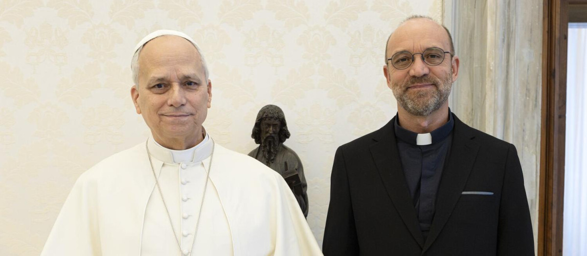 El Papa León XIV con César Caro, al que acaba de nombrar administrador apostólico del Vicariato San José del Amazonas (Perú)