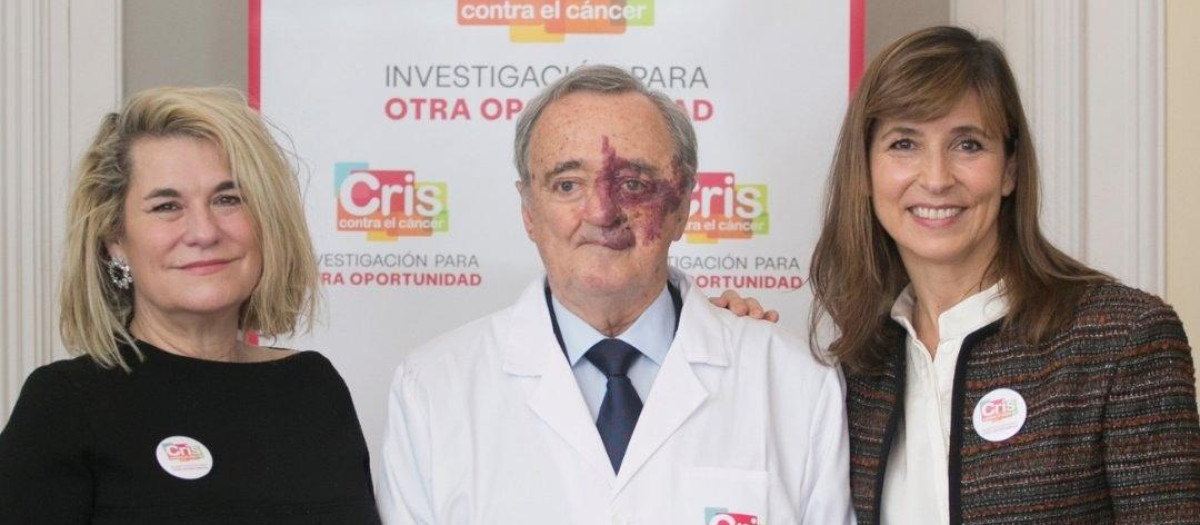 Cristina Domínguez, paciente; el doctor Mariano Barbacid y Lola Manterola, presidenta de CRIS Contra el Cáncer