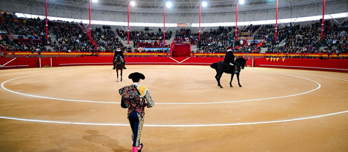 Aspecto de la plaza de Valdemorillo este sábado, en el comienzo de la temporada