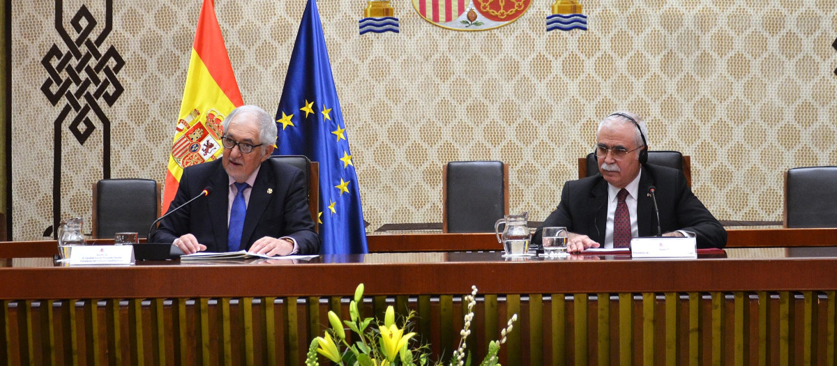 El presidente del Tribunal Constitucional, Cándido Conde-Pumpido (izquierda) duirante su estancia, esta semana, en Turquía