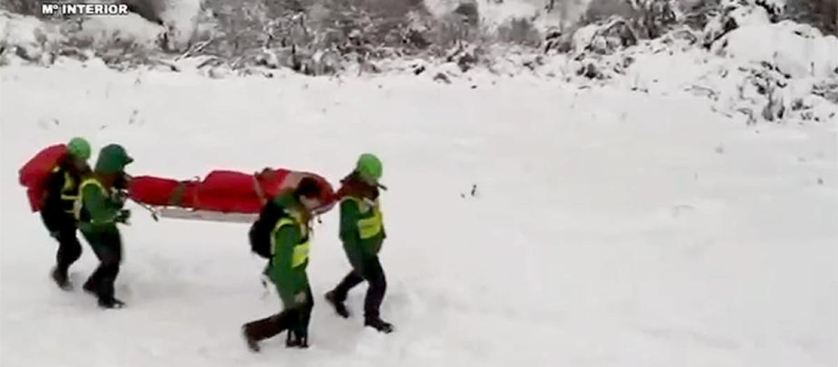 Rescate del cadáver de un conductor de una máquina quitanieves en la provincia de Ávila