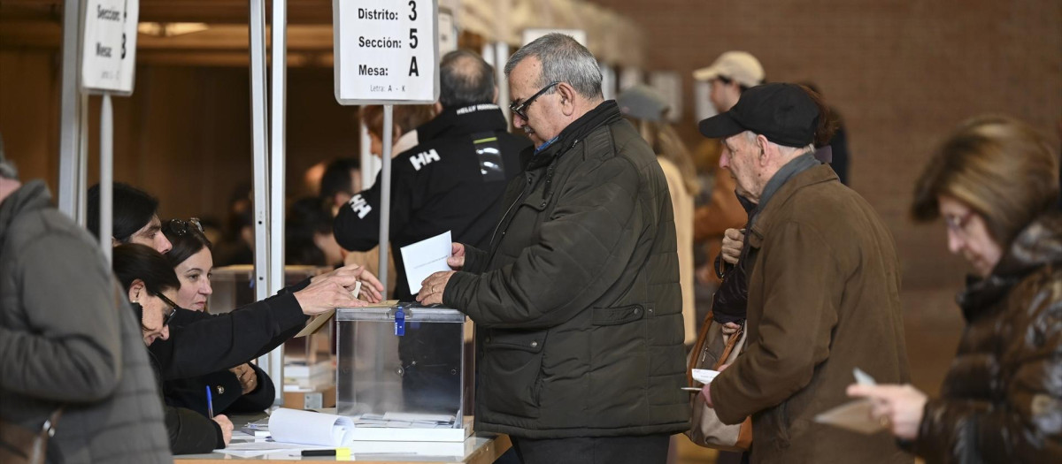 Aragoneses votan en un colegio electoral