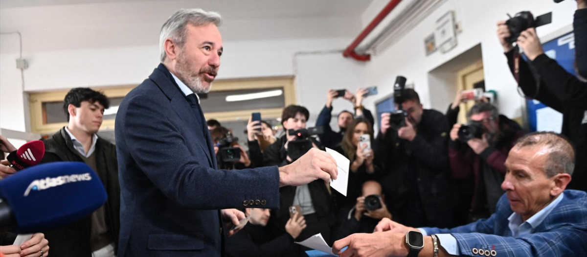 Jorge Azcón vota en el IES Virgen del Pilar de Zaragoza