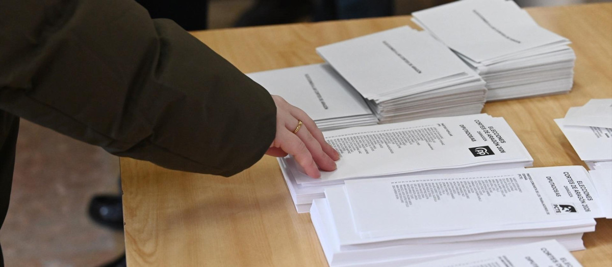 Aragoneses votan en un colegio electoral, a 8 de febrero de 2026, en Zaragoza, Aragón (España)