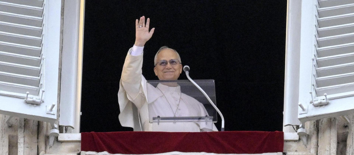 El Santo Padre saluda a la multitud tras el rezo del Ángelus