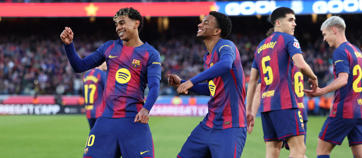 Lamine Yamal y Alejandro Balde celebran un gol del Barcelona
