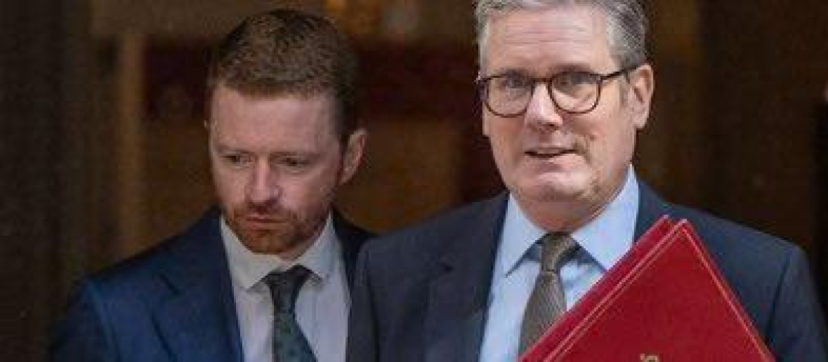 Morgan McSweeney junto al primer ministro británico Keir Starmer