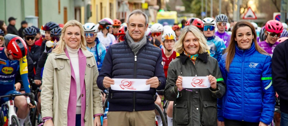 De izda a derecha: La Directora General de Igualdad, Davinia Bono; El Ceo de Global Omnium, Dionisio García; la alcaldesa de Bétera, Elia Verdevío, y la Directora de la VCV Féminas-GP Tuawa, Silvia Tirado. Prueba que se ha adjudicado la ciclista alemana Liane Lippert, del equipo Movistar.