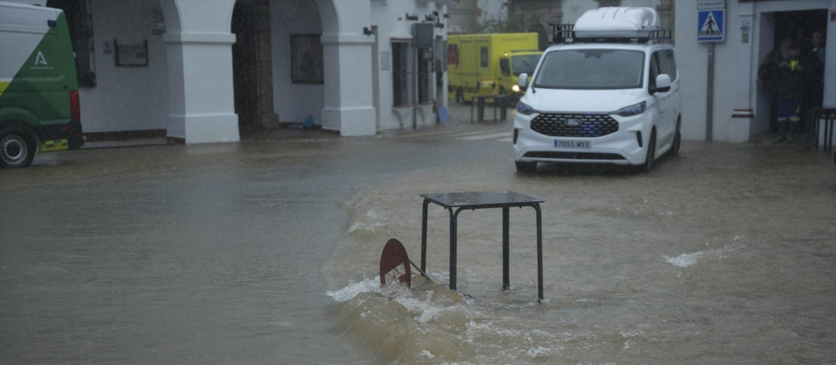 Calle convertida en río en la localidad gaditana de Grazalema tras el paso de la borrasca Leonardo