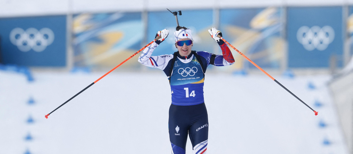 Julia Simon celebra la medalla de oro conseguida en relevo mixto