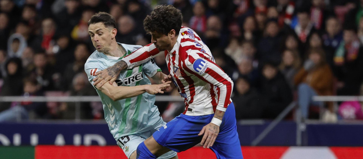 Álvaro Fidalgo pelea un balón con Josema Giménez