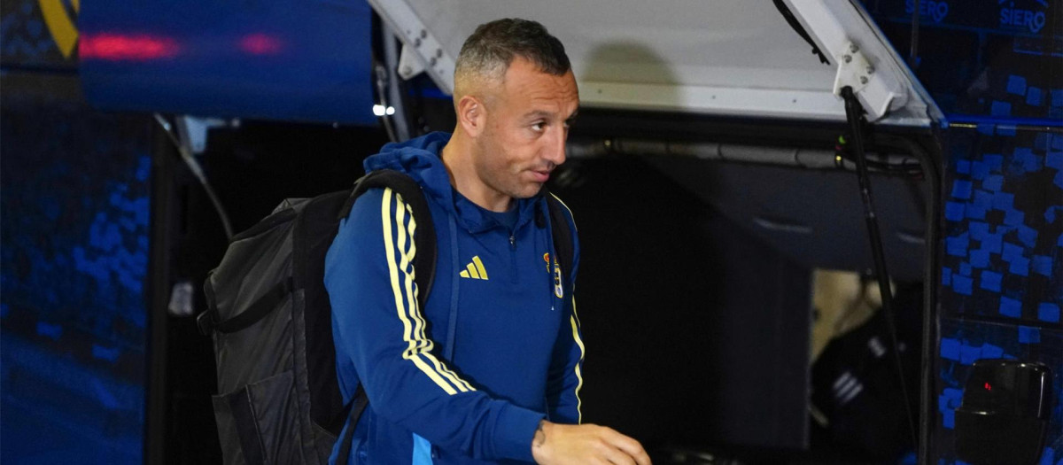 Santi Cazorla a la llegada al Estadio Carlos Tartiere tras la suspensión del Rayo - Oviedo