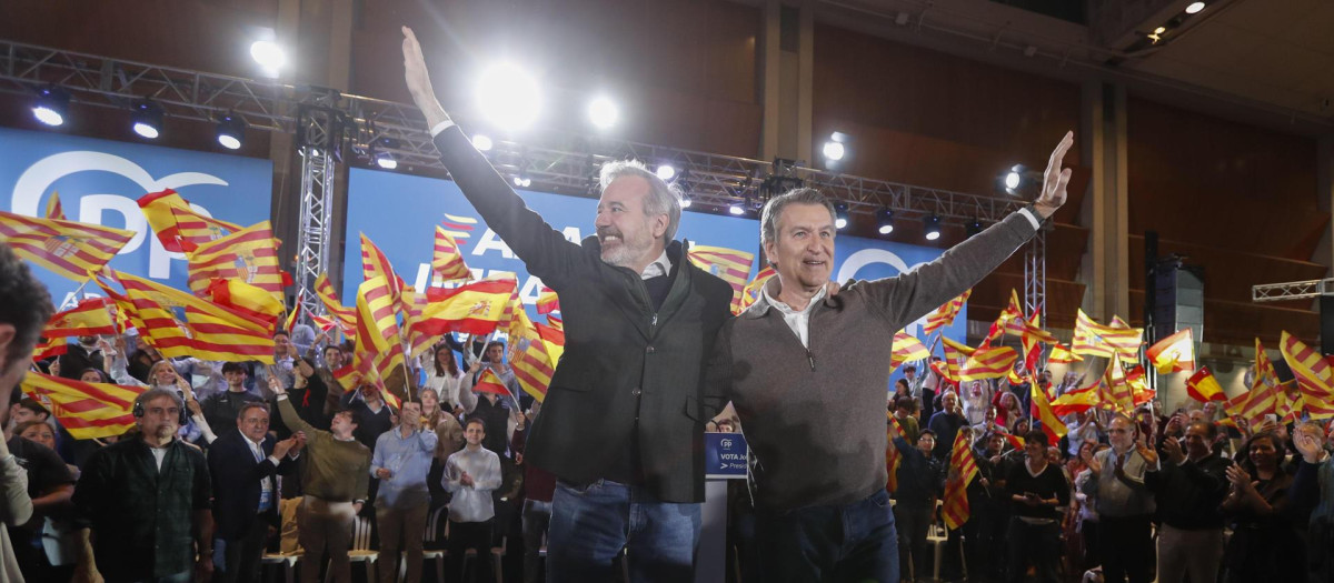 El presidente del Partido Popular, Alberto Núñez Feijóo (d) y el candidato Jorge Azcón
