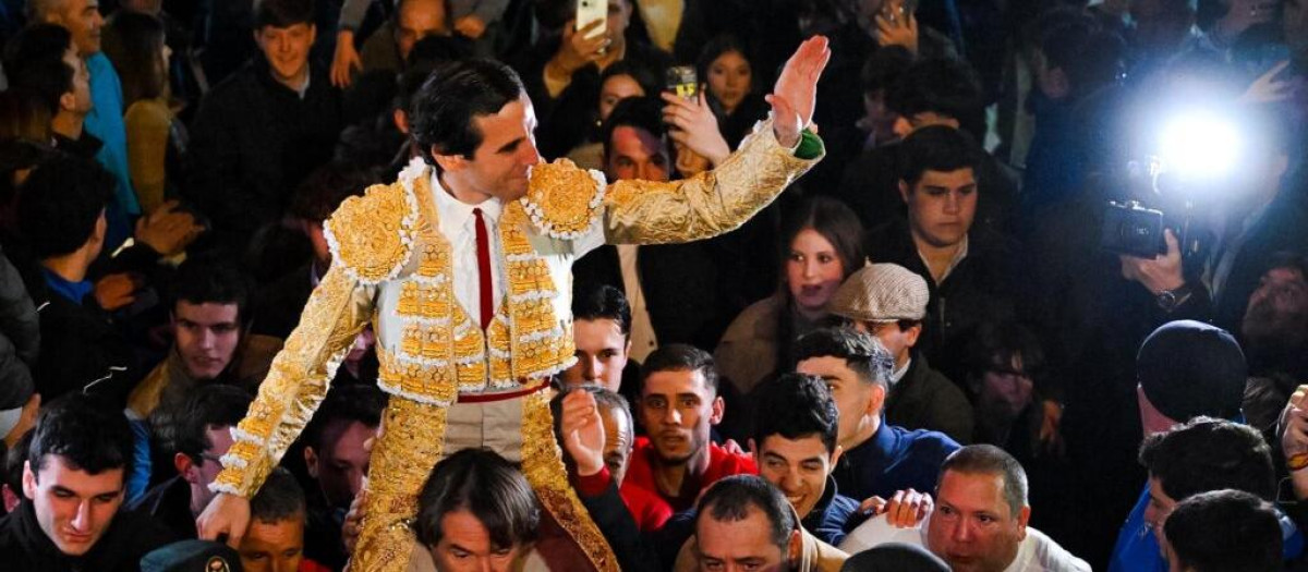 Juan Ortega sale a hombros de la Plaza de Toros de Valdemorillo