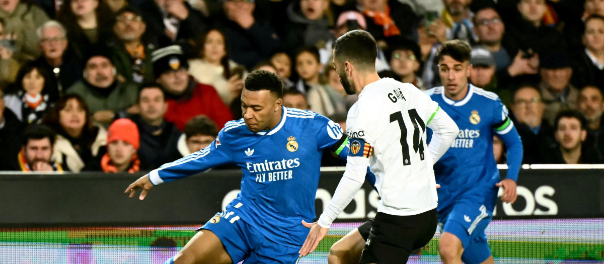 Mbappé conduce un balón en el Valencia - Real Madrid