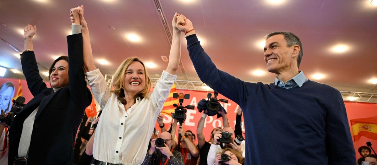 El secretario general del PSOE y presidente del Gobierno, Pedro Sánchez (1d), y la secretaria de Política Autonómica de la CEF, secretaria general de los socialistas aragoneses y candidata a la presidencia de Aragón, Pilar Alegría (c), intervienen en el acto de cierre de campaña