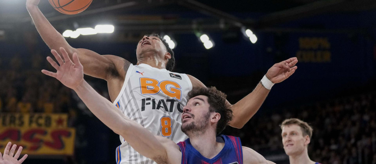 BARCELONA, 08/02/2026.- El escolta del Girona Mark Hughes (i) y el escolta del Barça DArio Brizuela (D) durante el partido correspondiente a la decimoquinta jornada de la fase regular de la Liga Endesa, este domingo. EFE/ Enric Fontcuberta.