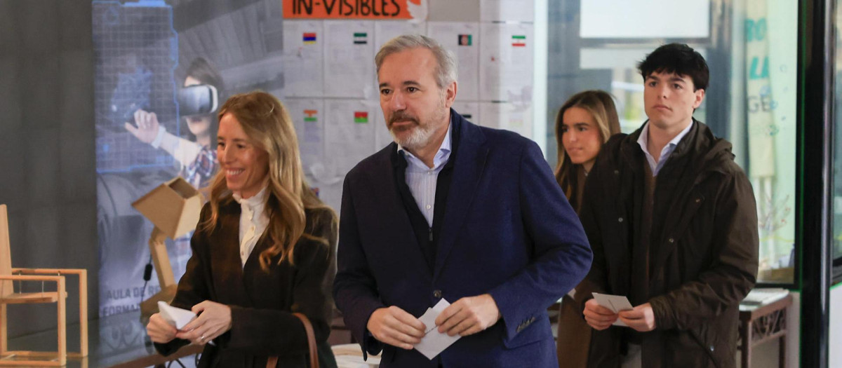 El candidato del PP a la Presidencia de Aragón, Jorge Azcón, y su esposa Ana Belén Blasco (i) se dirigen a votar en el IES Virgen del Pilar de Zaragoza para las elecciones autonómicas que se celebran este domingo en Aragón