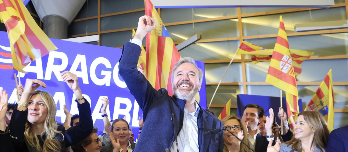 El candidato del PP a la Presidencia de Aragón, Jorge Azcón, durante la rueda de prensa en la sede regional del partido en Zaragoza, en la noche electoral de las elecciones autonómicas de Aragón