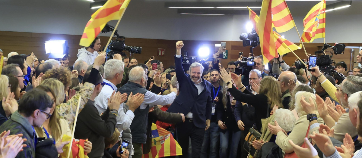 El presidente y candidato del PP, Jorge Azcón, celebrando la victoria