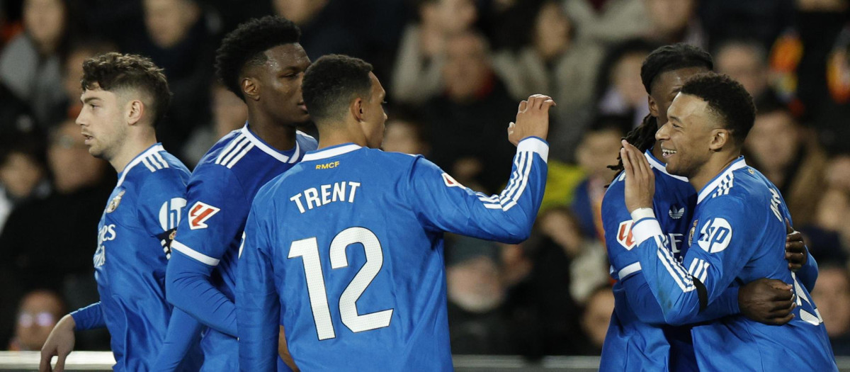 Kylian Mbappé (d) celebra con sus compañeros el 0-2 ante el Valencia
