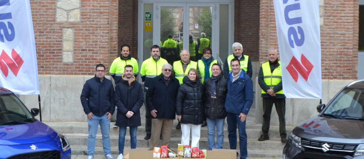 La entrega de los alimentos con los responsables y asistentes