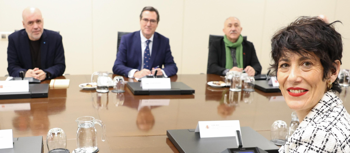 El secretario general de CCOO, Unai Sordo, el presidente de la CEOE, Antonio Garamendi, el secretario general de UGT, Pepe Álvarez, y la ministra de Inclusión, Seguridad Social y Migraciones, Elma Saiz