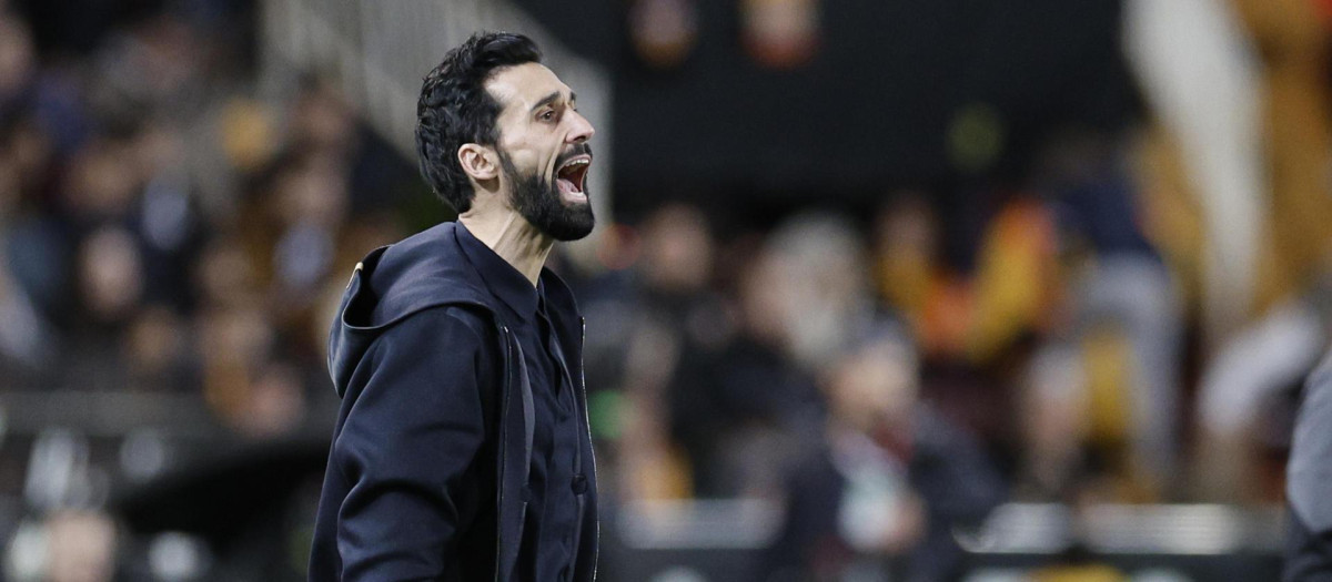 El entrenador del Real Madrid, Álvaro Arbeloa, durante el partido ante el Valencia en Mestalla