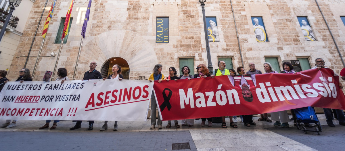 Imagen de archivo de una protesta de las asociaciones de las víctimas de la dana contra Mazón.