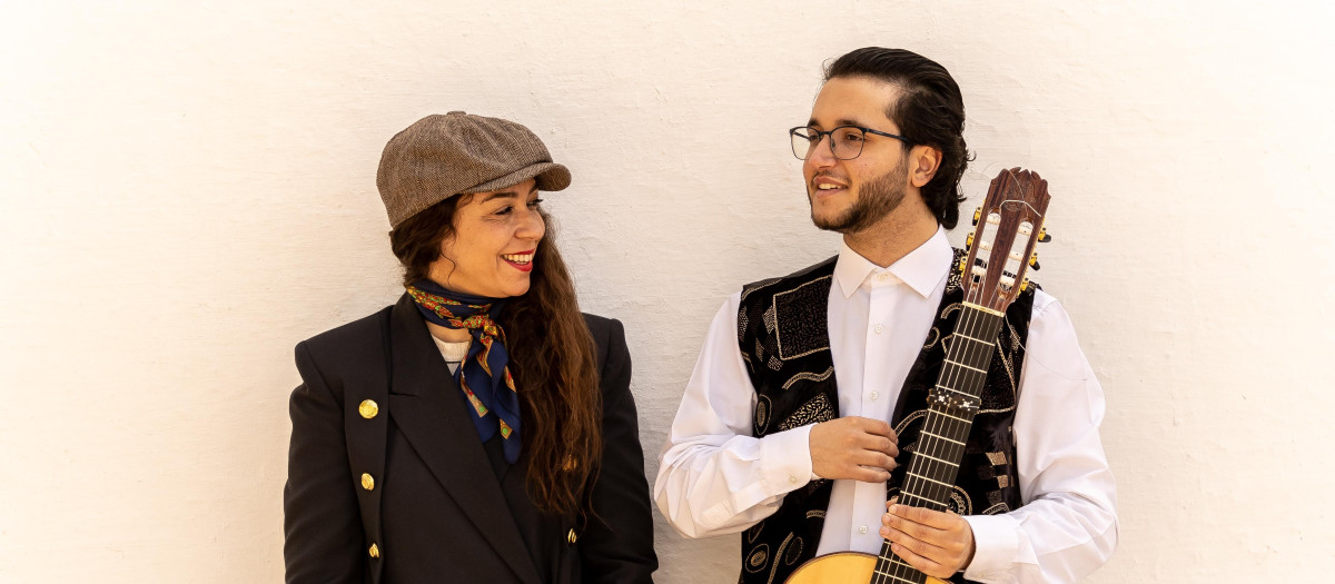 Imagen de la cantaora flamenca Sandra Carrasco y el guitarrista David Arahal