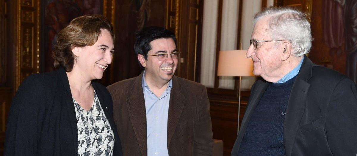Siempre admirado por la izquierda, Noam Chomsky se reunió en 2016 con Colau y Pisarello