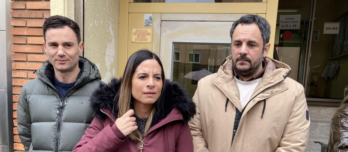 La vicesecretaria general del PSOE de Castilla y León y candidata a las Cortes, Nuria Rubio, acompañada de otros miembros de la candidatura y del secretario general del PSOE de León, Javier Alfonso Cendón, ofrece declaraciones sobre educación