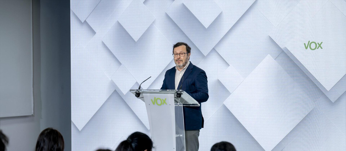 El portavoz de Vox, José Antonio Fúster, durante una rueda de prensa