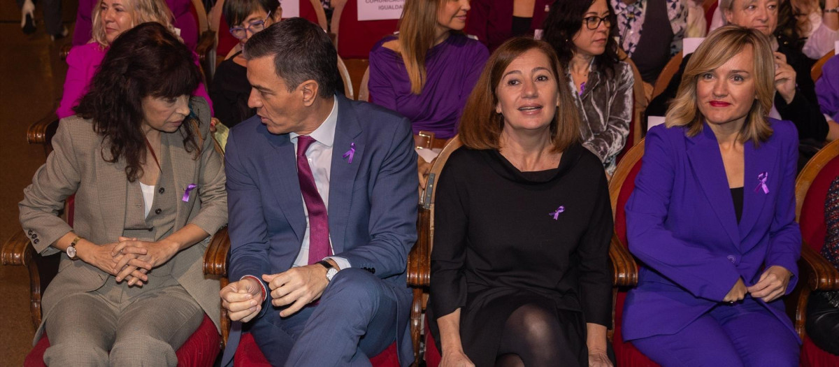 Ana Redondo, edro Sánchez, Francina Armengol y Pilar Alegría, durante un acto con motivo del Día Internacional para la Eliminación de la Violencia contra las Mujeres, en el Teatro Pavón en noviembre de 2024
