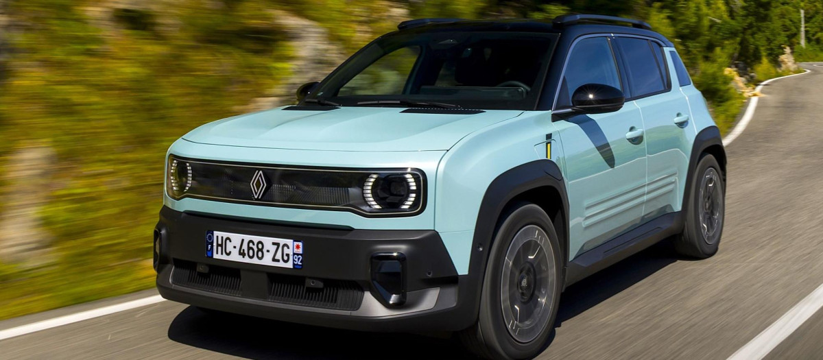 El logo iluminado y los faros enmarcados en una franja negra dar personalidad al frontal