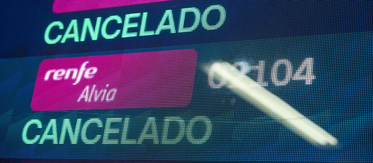 Una pantalla informativa muestra dos trenes cancelados durante la primera jornada de la huelga ferroviaria, en la estación de tren Madrid-Puerta de Atocha-Almudena Grandes, a 9 de febrero de 2026, en Madrid (España). La huelga de tres días convocada por todos los sindicatos ferroviarios del país comienza hoy en Renfe, Iryo y Ouigo, con 350 servicios de alta velocidad cancelados, y en el conjunto de empresas que operan los trenes de mercancías, cuyos servicios mínimos se limitan al 21%.

Jesús Hellín / Europa Press
09/2/2026