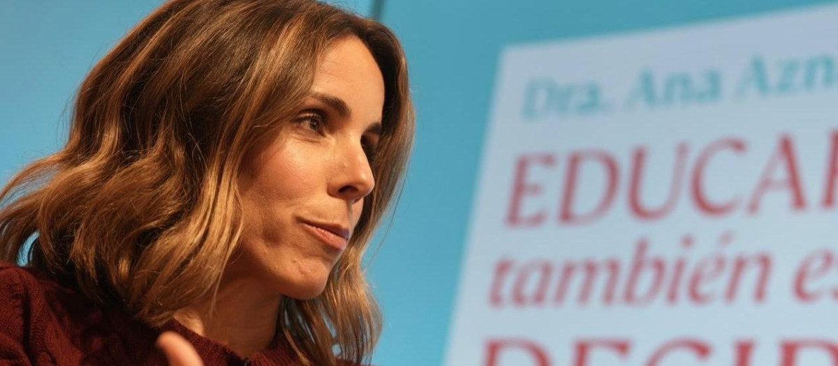 Ana Aznar presentando su libro