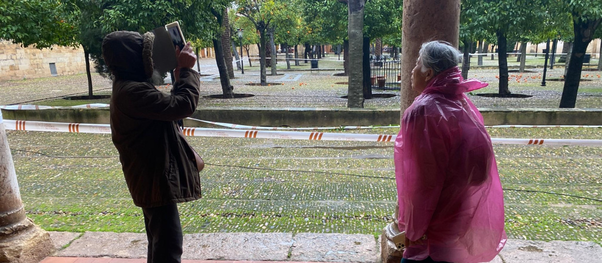 Dos turistas en el Patio de los Naranjos de la Mezquita Catedral de Córdoba