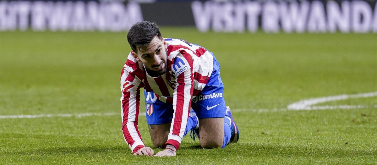 Álex Baena se lamenta de una ocasión fallada en el Atlético de Madrid - Real Betis